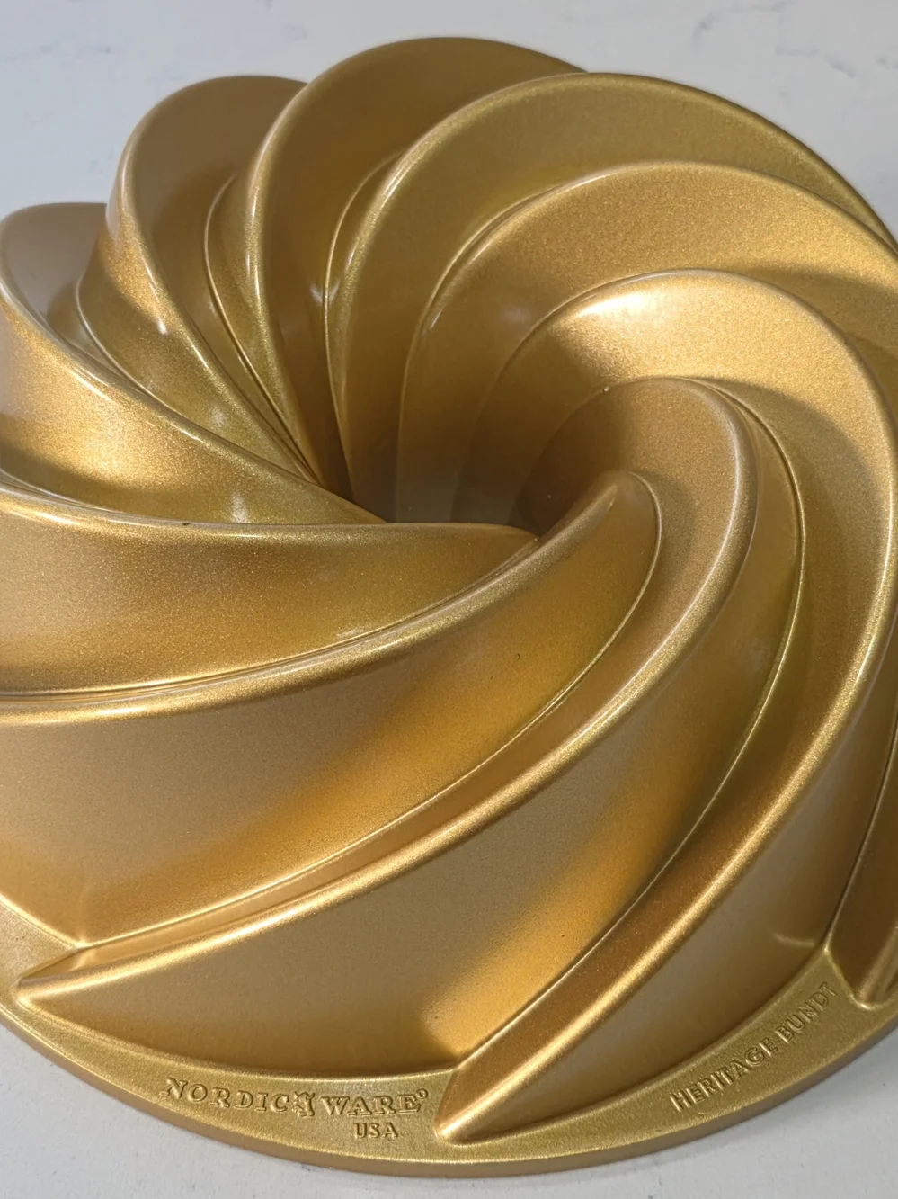 Nordic Ware Heritage Bundt Pan in Metallic Gold 10 Cup Excellent Clean Condition